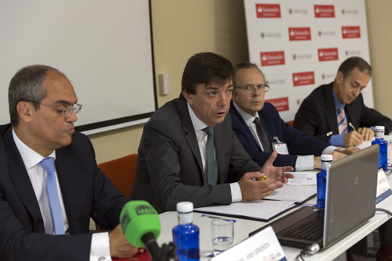 El rector Carlos Andradas apuesta por la mejora de los servicios que presta la Universidad pública
